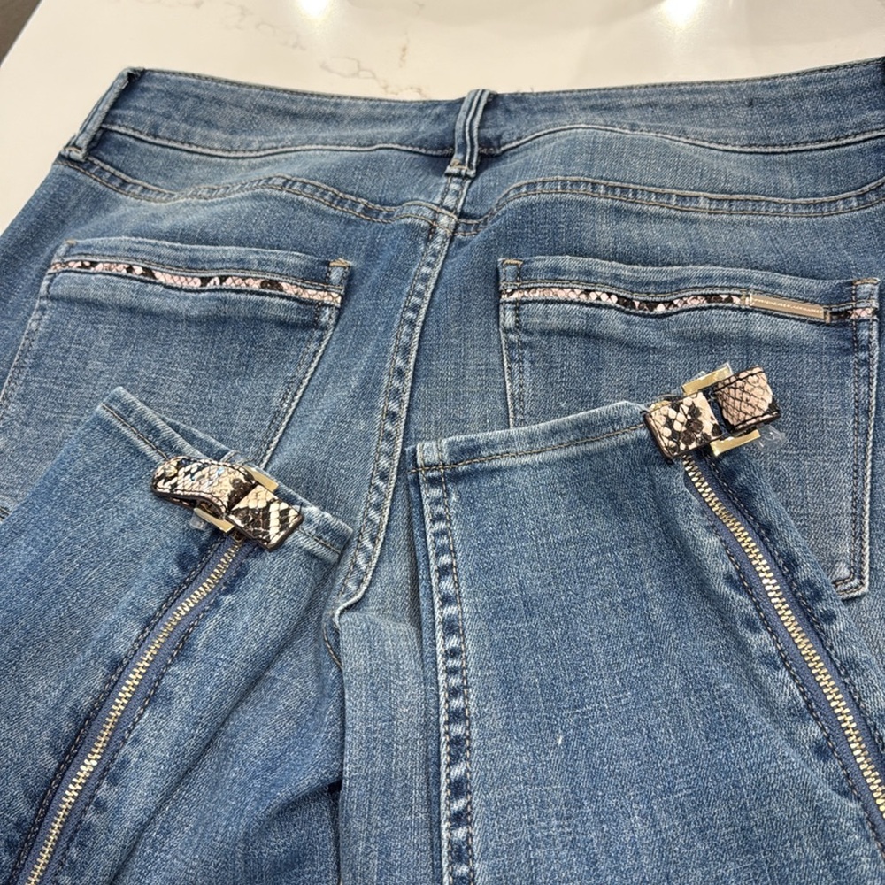 White House, Black market mid rise skinny ankle jeans. Size 6 great details.